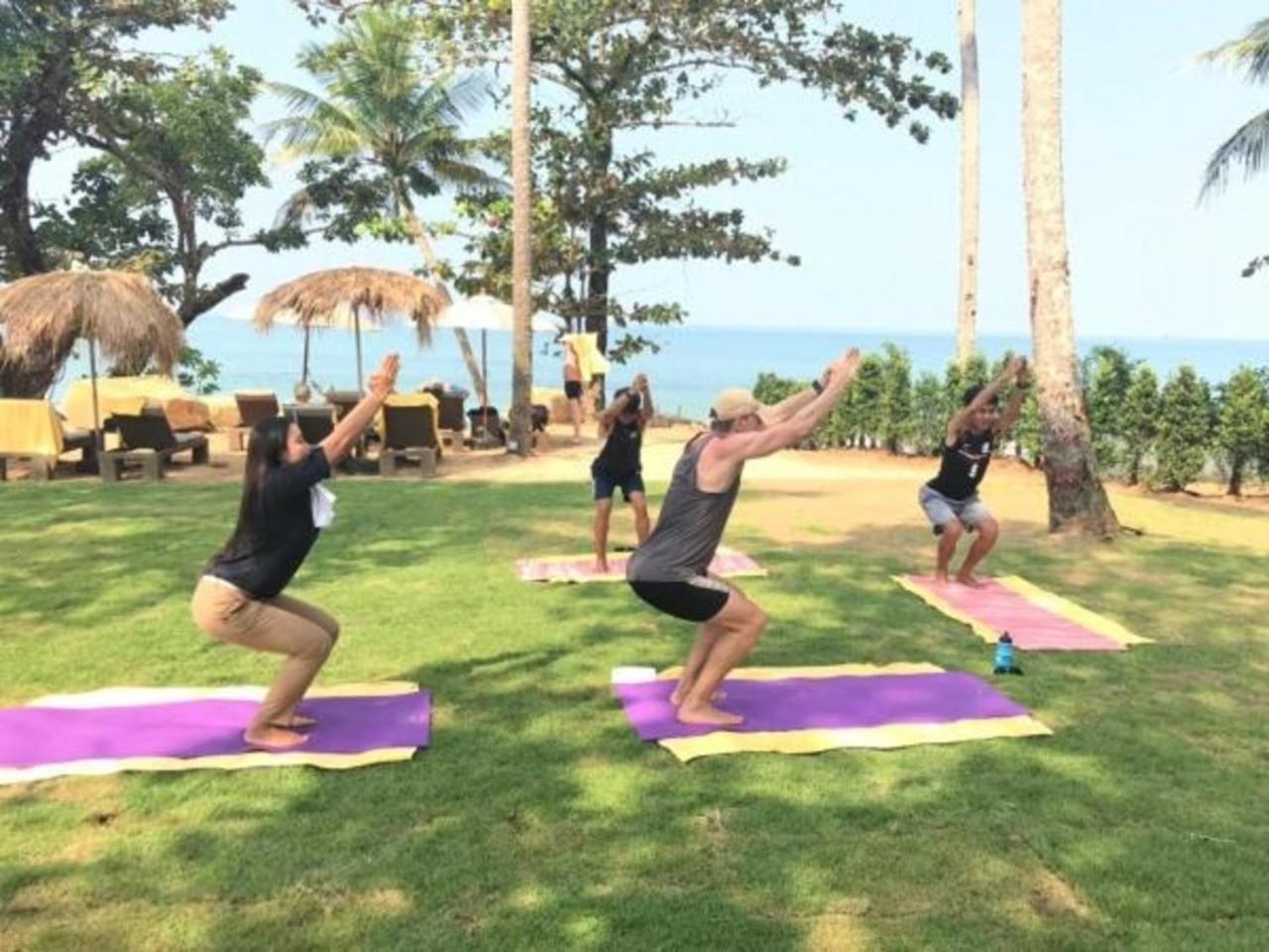 Eden Beach Khaolak Resort And Spa A Lopesan Collection Hotel - Sha Extra Plus Khao Lak Exterior foto A yoga class at a resort in Phuket, Thailand